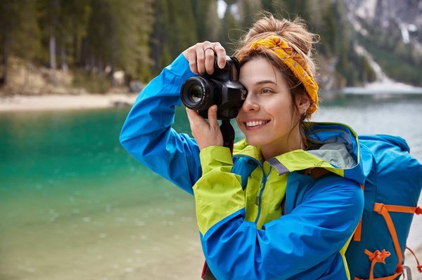 Existe-t-il des sentiers de randonnée ou des pistes cyclables à proximité du Camping Le Garrigon ?