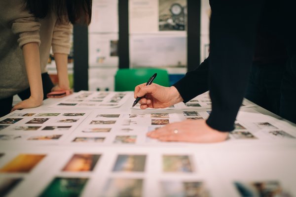 Quels sont les secrets pour réussir une critique de théâtre constructive et respectueuse?