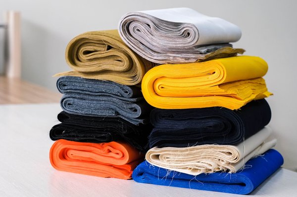 Quels facteurs doivent guider votre choix de tissu en fonction de votre type de peau ?